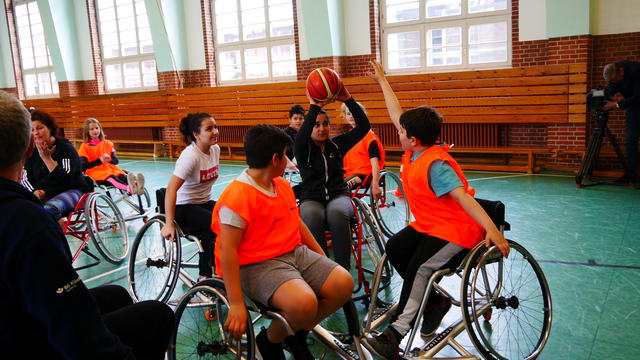 Rollstuhlbasketball in Hmaburg an der Stadteilschule Alter Teichweg